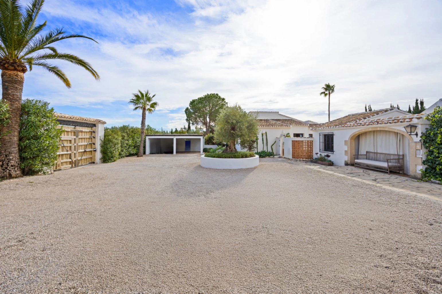 Renovated villa in the Montgo area with a separate guest house.