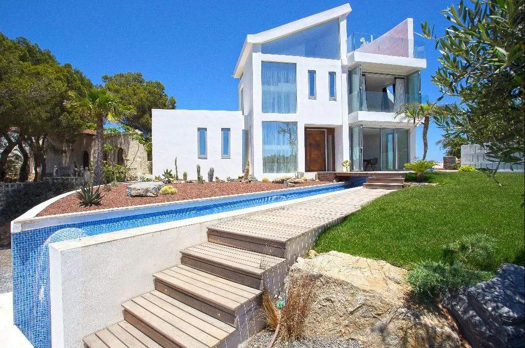 Luxurious modern frontline villa with stunning sea views