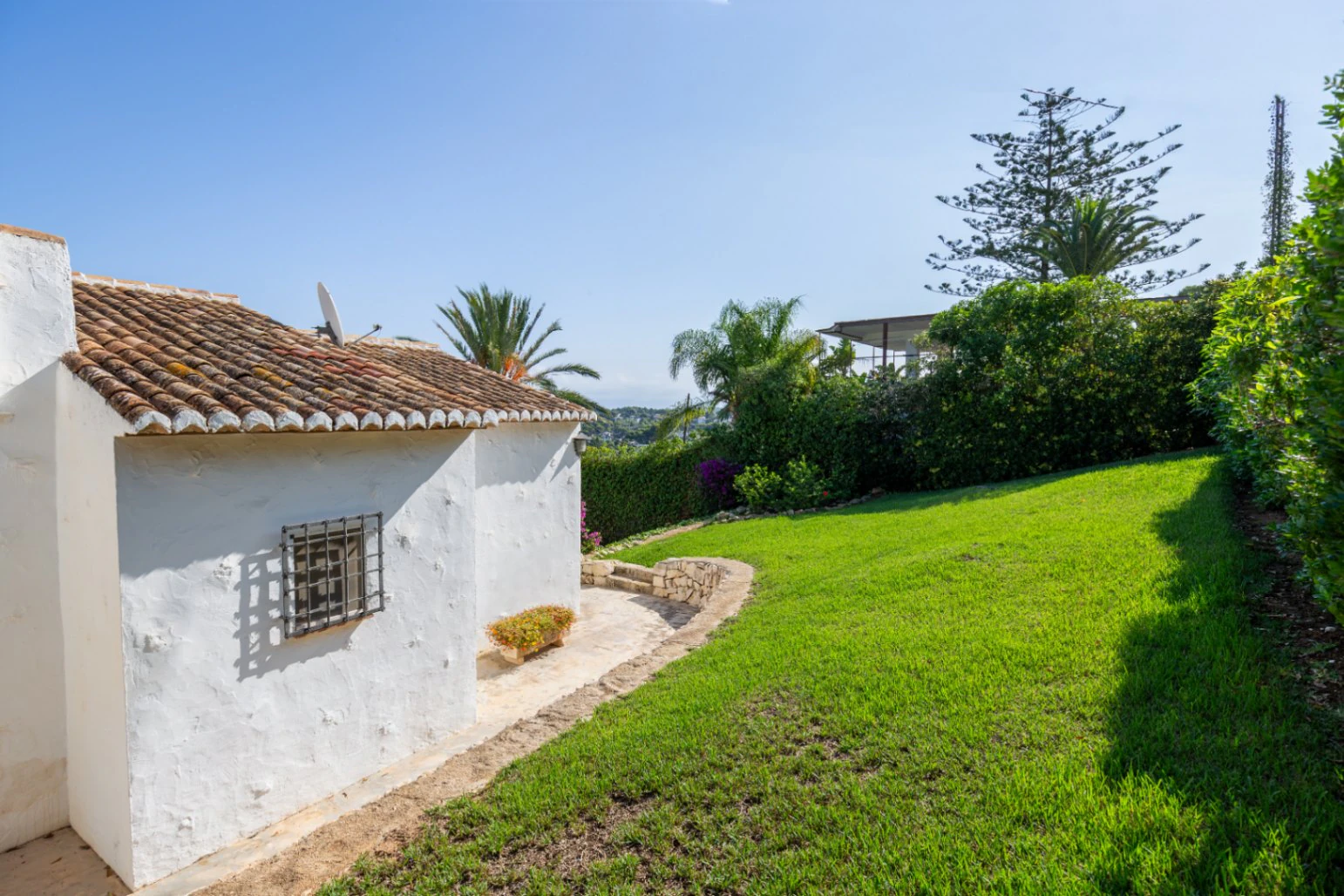 Villa with spectacular sea views in the 'El Tosalet' urbanization in Jávea.