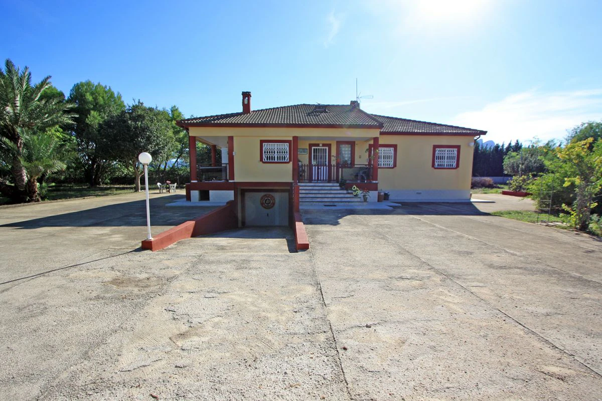 Finca-Villa of 11.310 m2 at 400 m from the beach