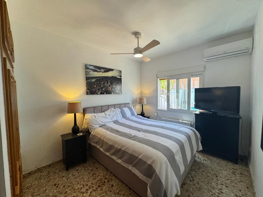 Independent chalet with large plot and private pool in Las Marinas - Dénia