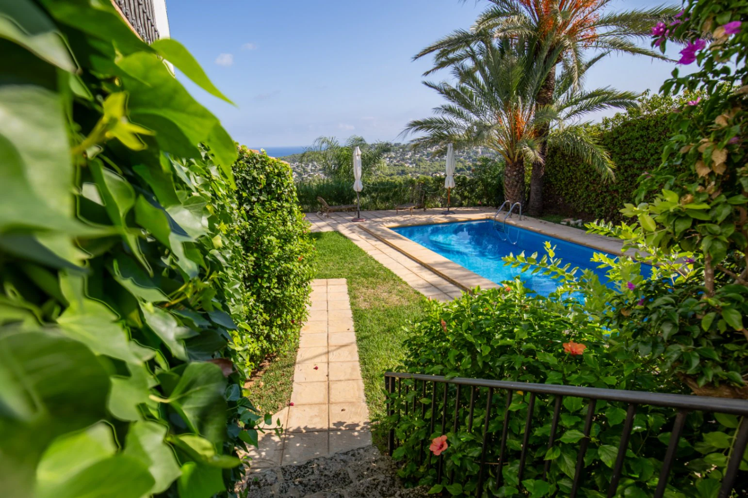Villa with spectacular sea views in the 'El Tosalet' urbanization in Jávea.