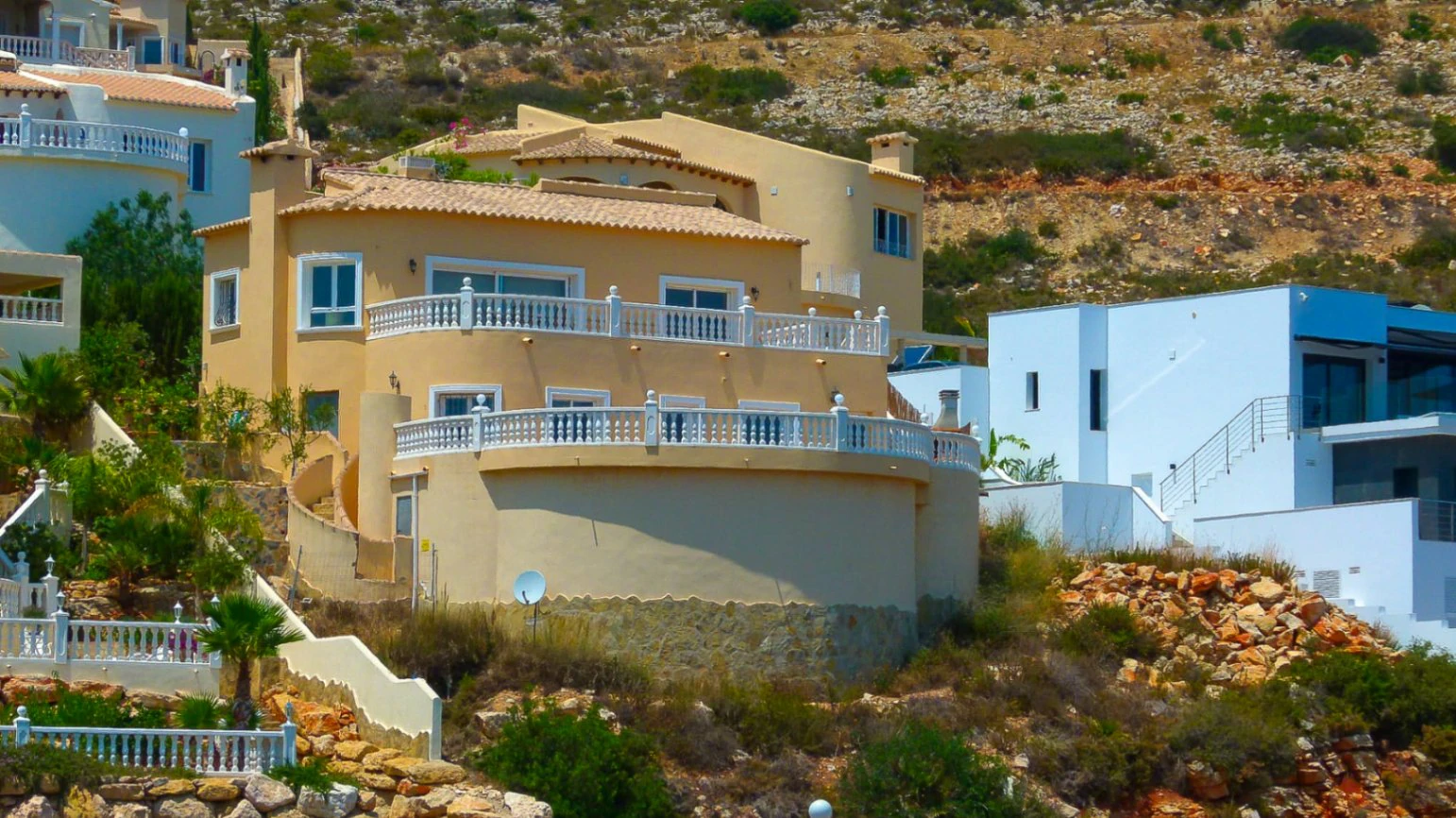 Spacious 4-Bedroom Villa for Sale – 820 m Plot | Costa Blanca