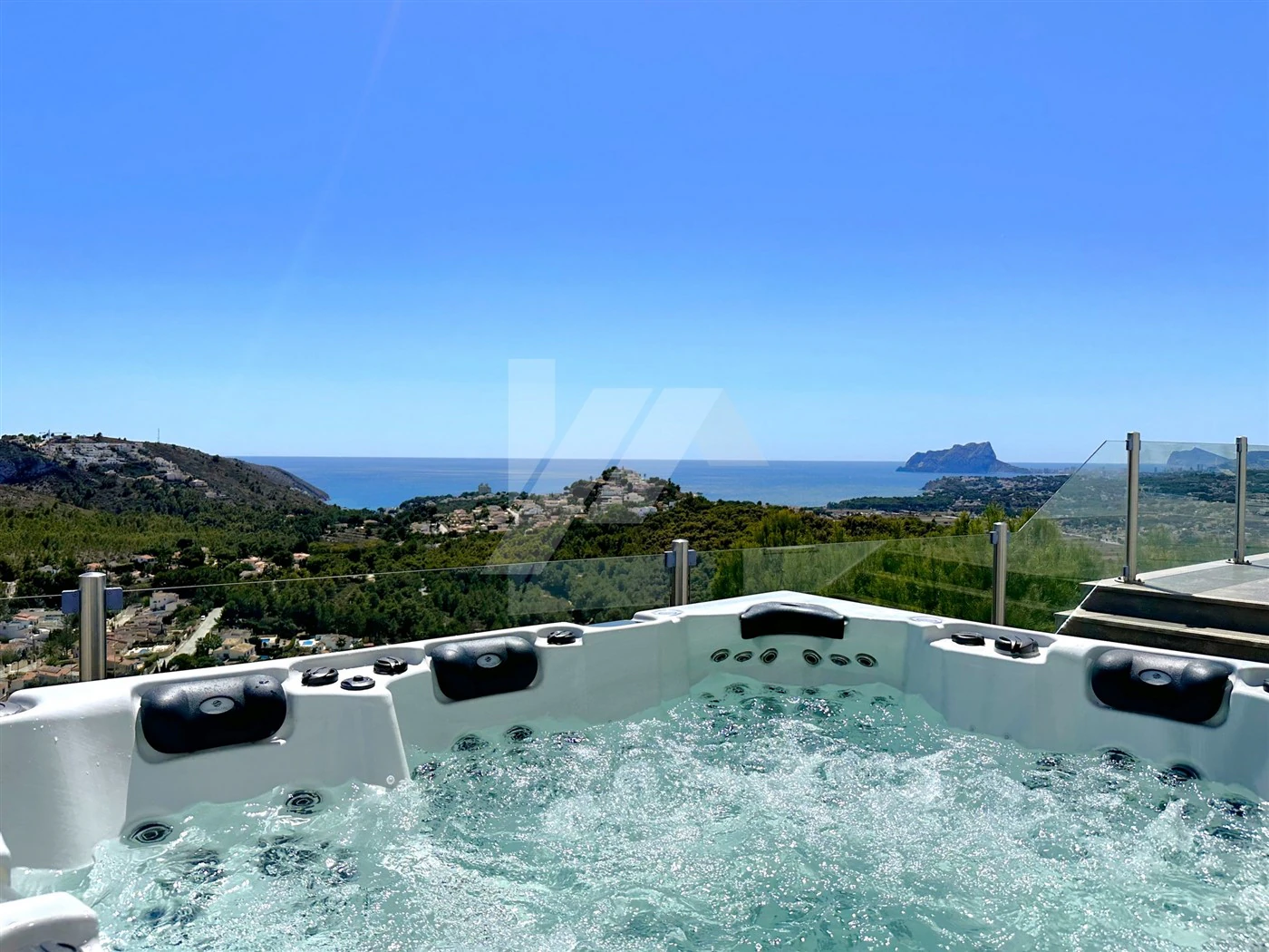 Villa met panoramisch zeezicht te koop in Moraira, Costa Blanca.