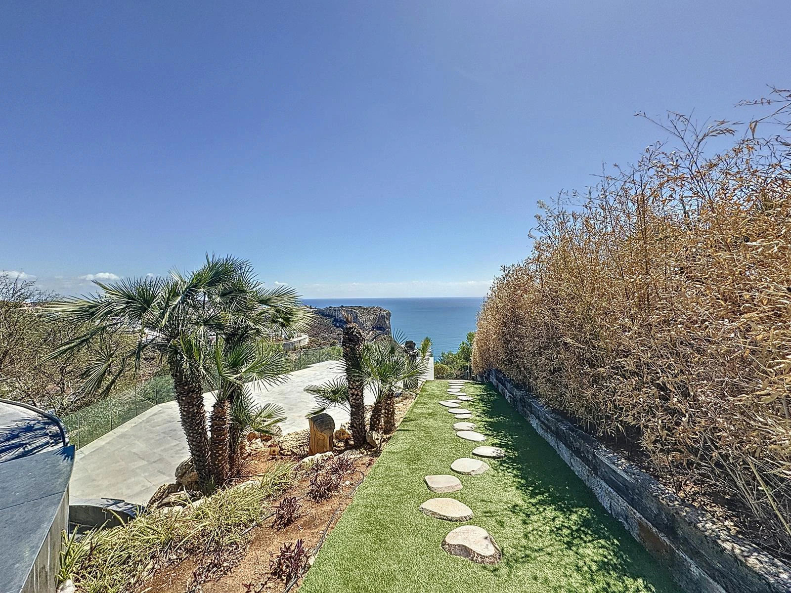 Cumbre del Sol Refurbished villa with sea views