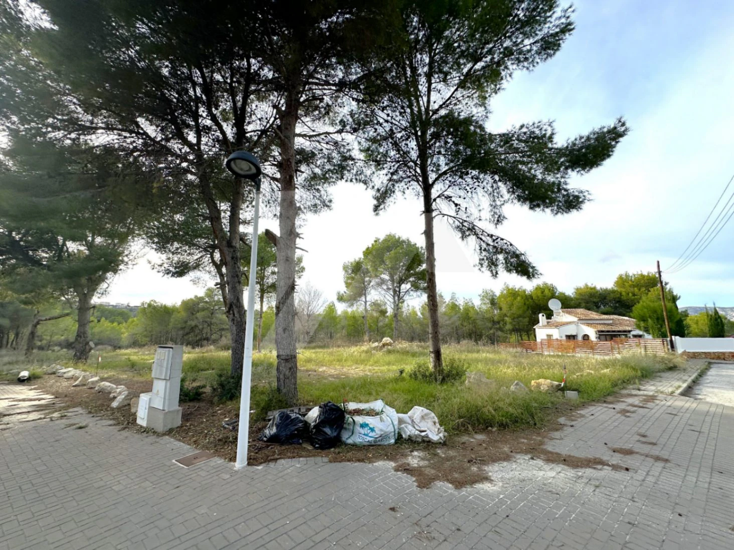 Plot for sale in Moraira, open views.