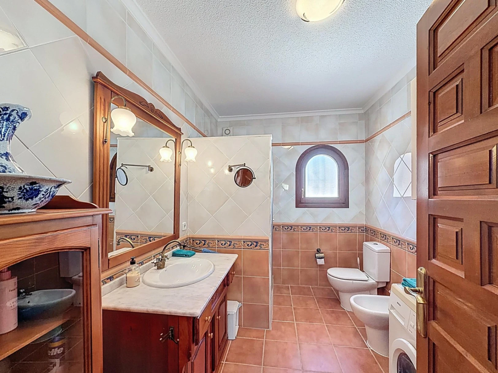 Cumbre del Sol villa with spectacular views of the sea and cliffs.