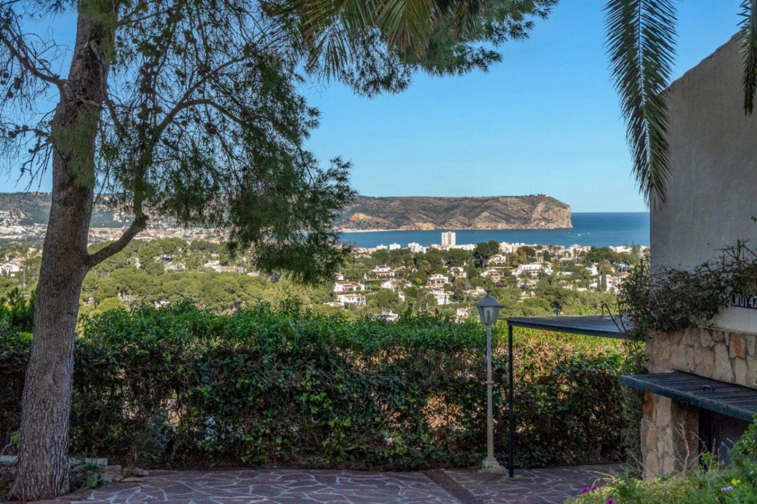 Stunning villa with amazing sea views in the El Tosalet urbanization.