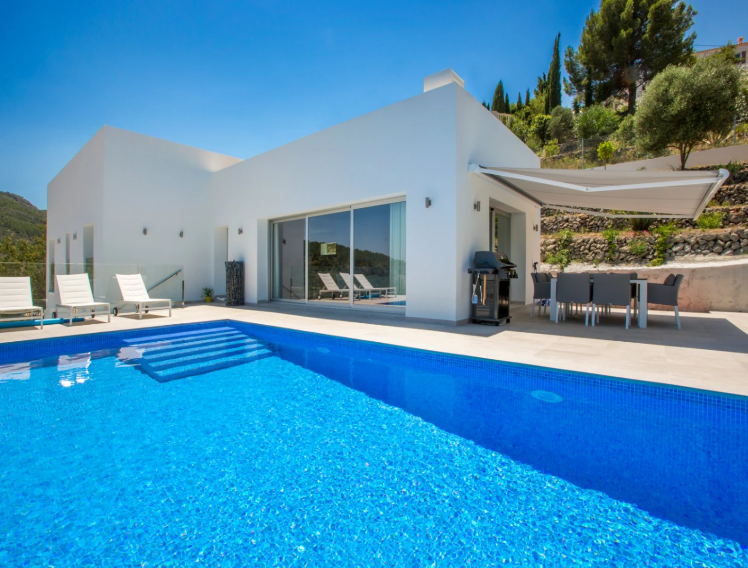 Villa zu verkaufen in Orba: Minimalistischer Luxus mit fantastischer Aussicht