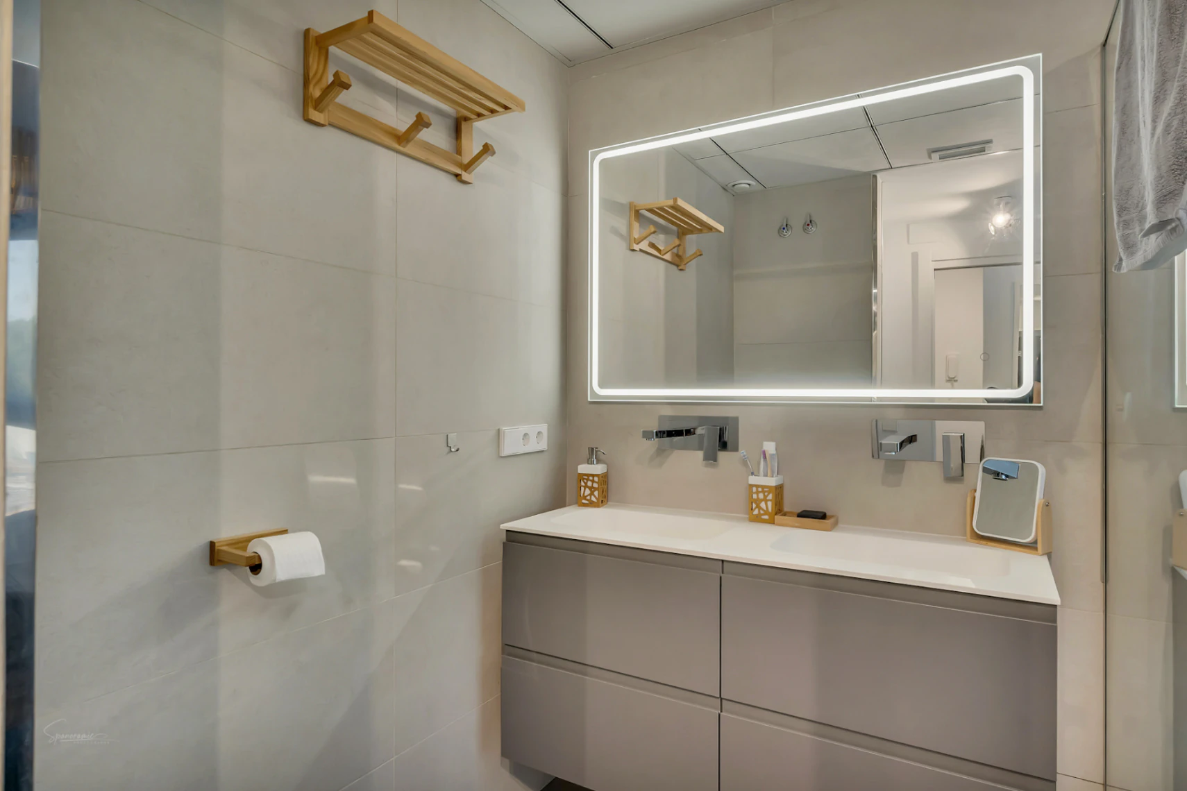 Modern 3-bedroom apartment with a large terrace.