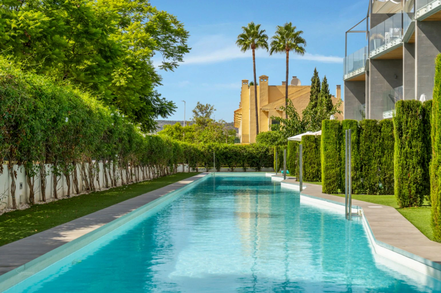 Modern 3-bedroom apartment with a large terrace.