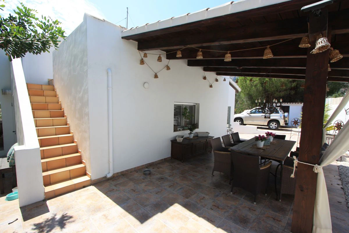 VILLA WITH OPEN VIEWS IN DÉNIA