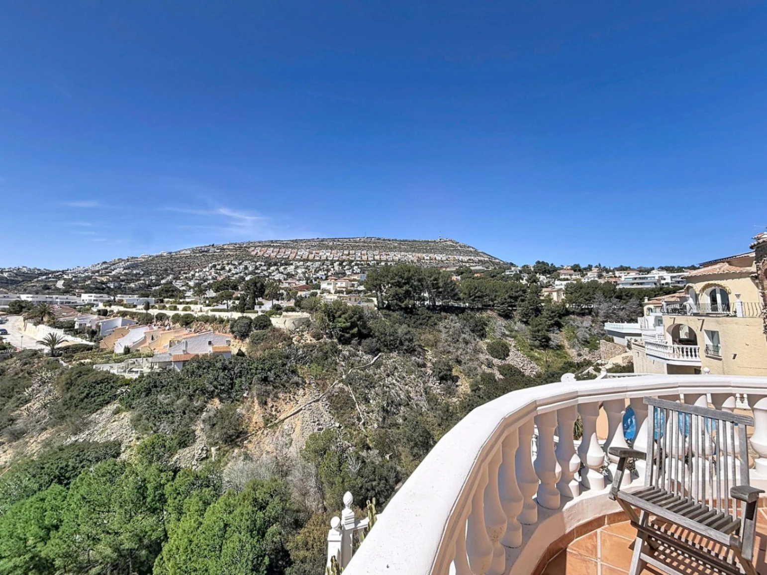 Cumbre del Sol villa with spectacular views of the sea and cliffs.