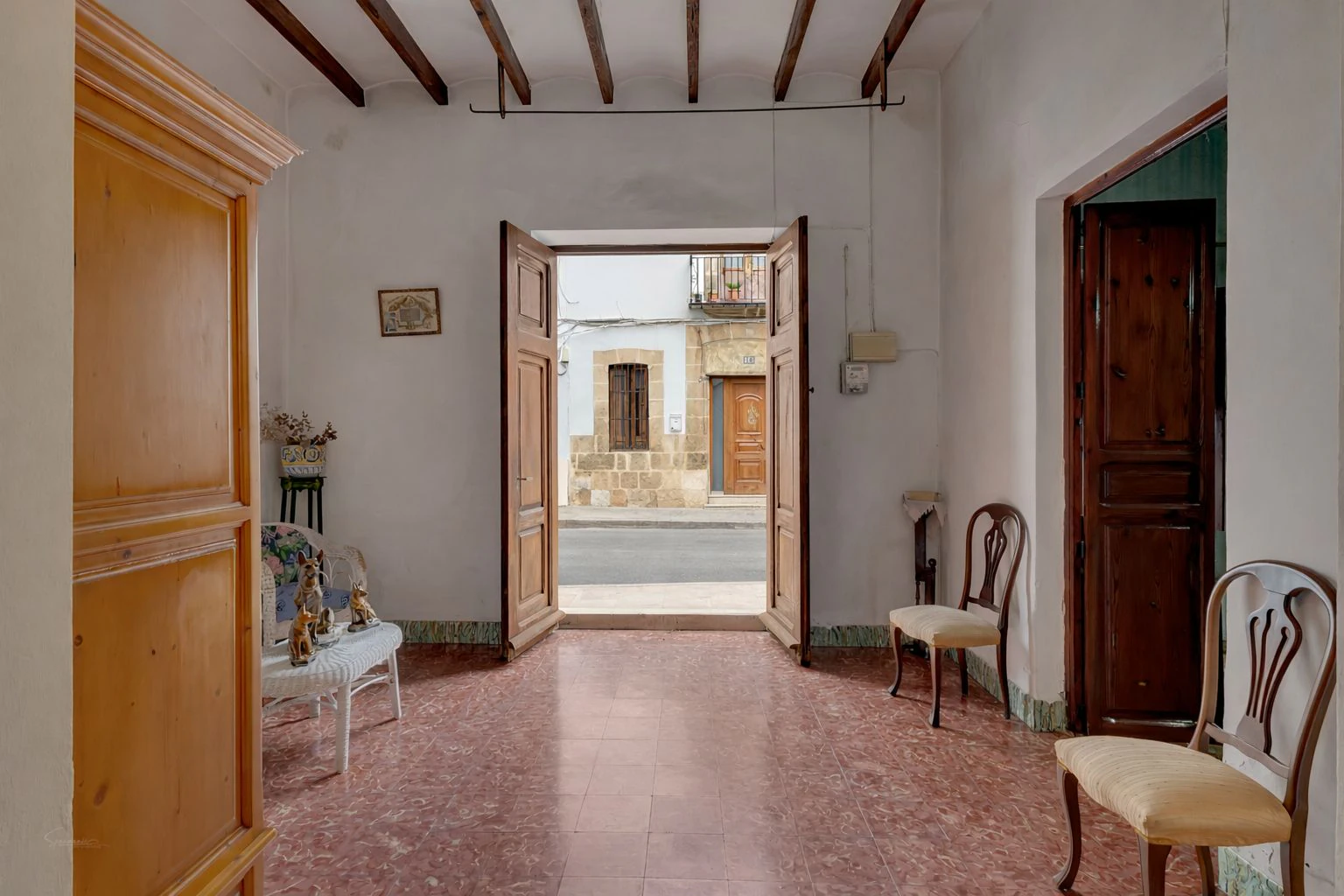 Village house with garage, spacious inner courtyard, and potential to expand the property.