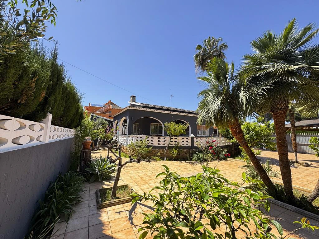 Independent chalet with large plot and private pool in Las Marinas - Dénia