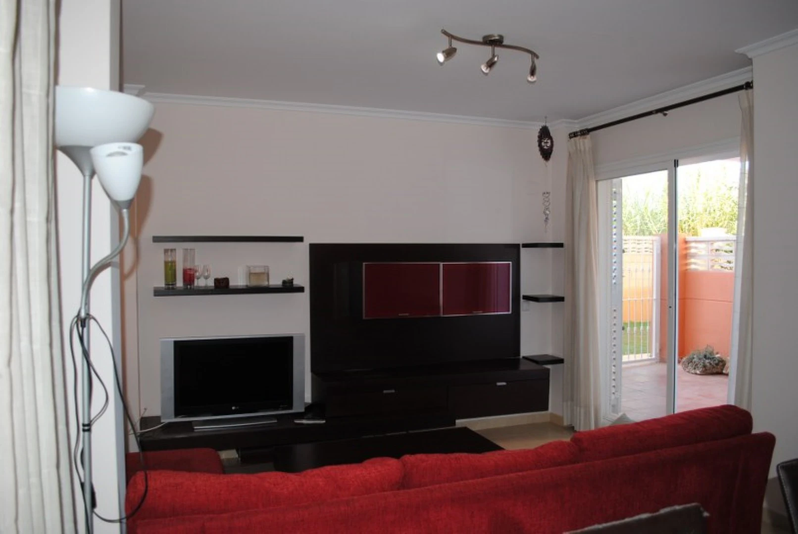 Apartment in Denia on the ground floor with 2 bedrooms and a private terrace for sale.