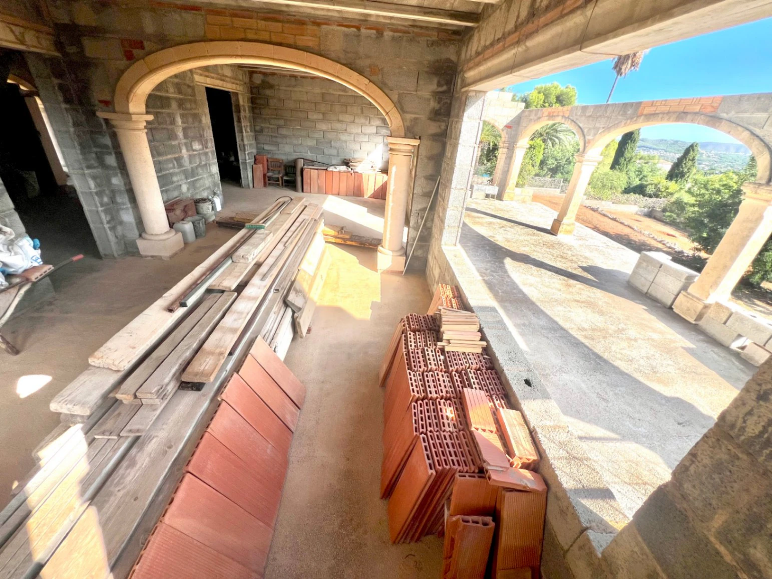 Property with a large plot, with a construction to be completed, in a sought-after area of Jávea.