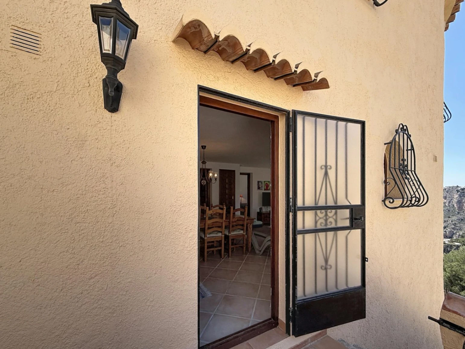 Cumbre del Sol villa with spectacular views of the sea and cliffs.