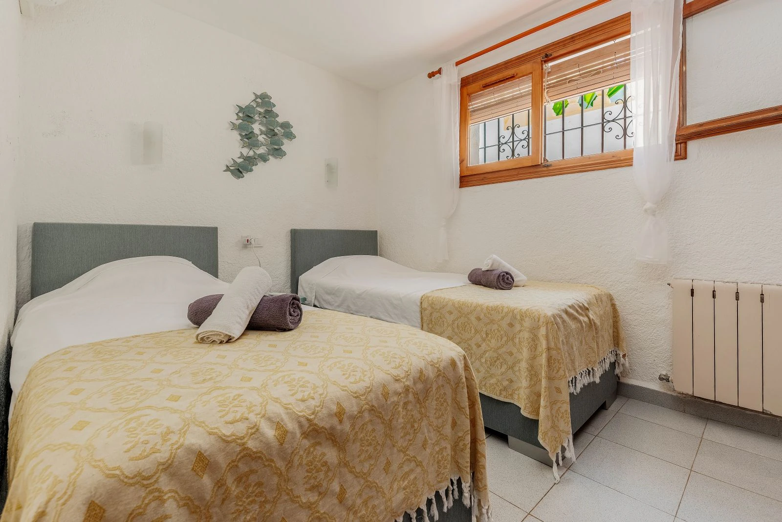 Spacious villa with 7 bedrooms, a step away from the center of Moraira.