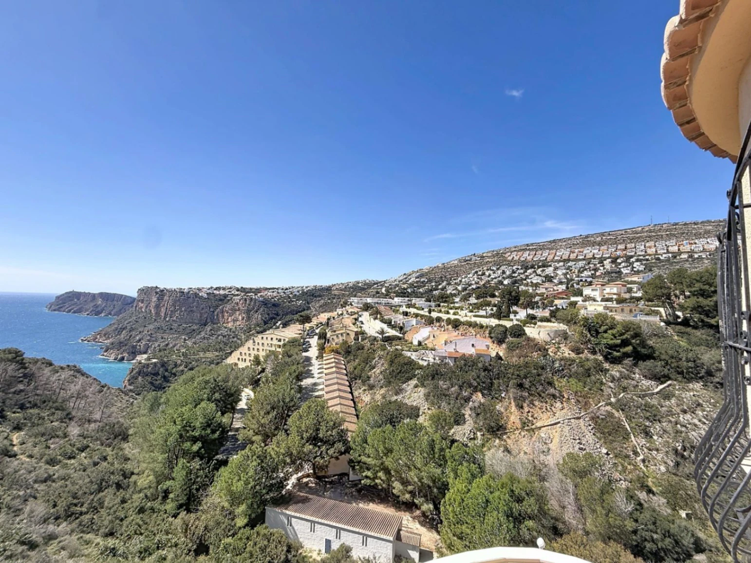 Cumbre del Sol villa with spectacular views of the sea and cliffs.