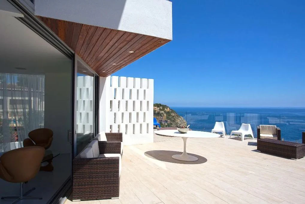 Luxurious modern frontline villa with stunning sea views
