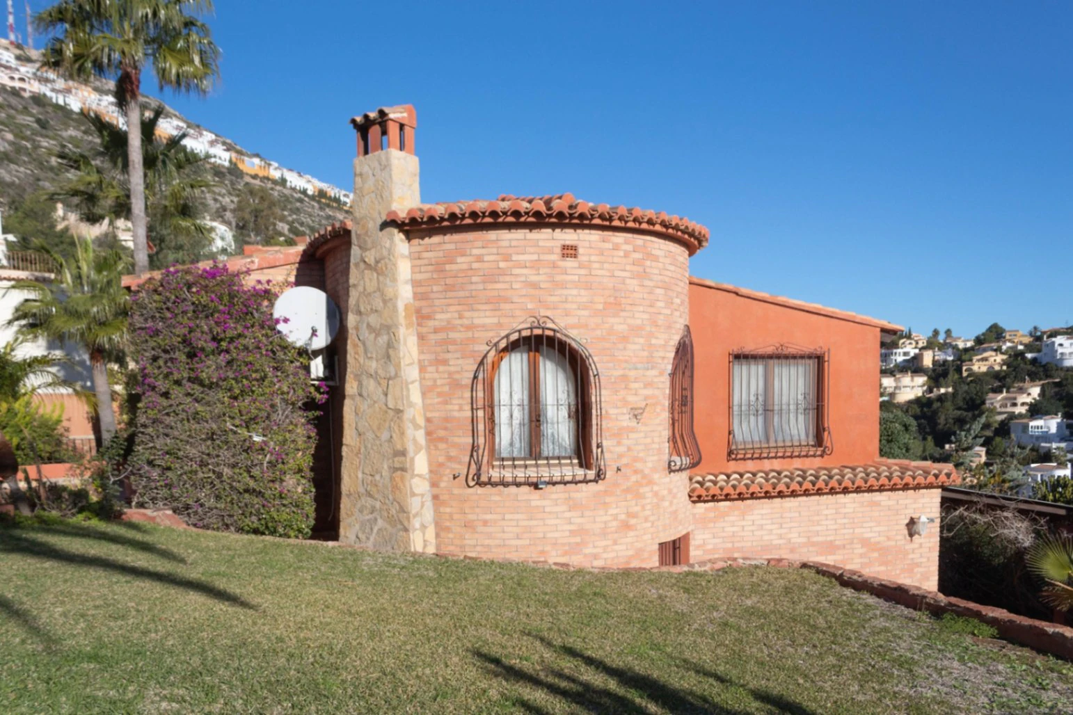 Cumbre del Sol: a Mediterranean-style villa with a swimming pool and sea views