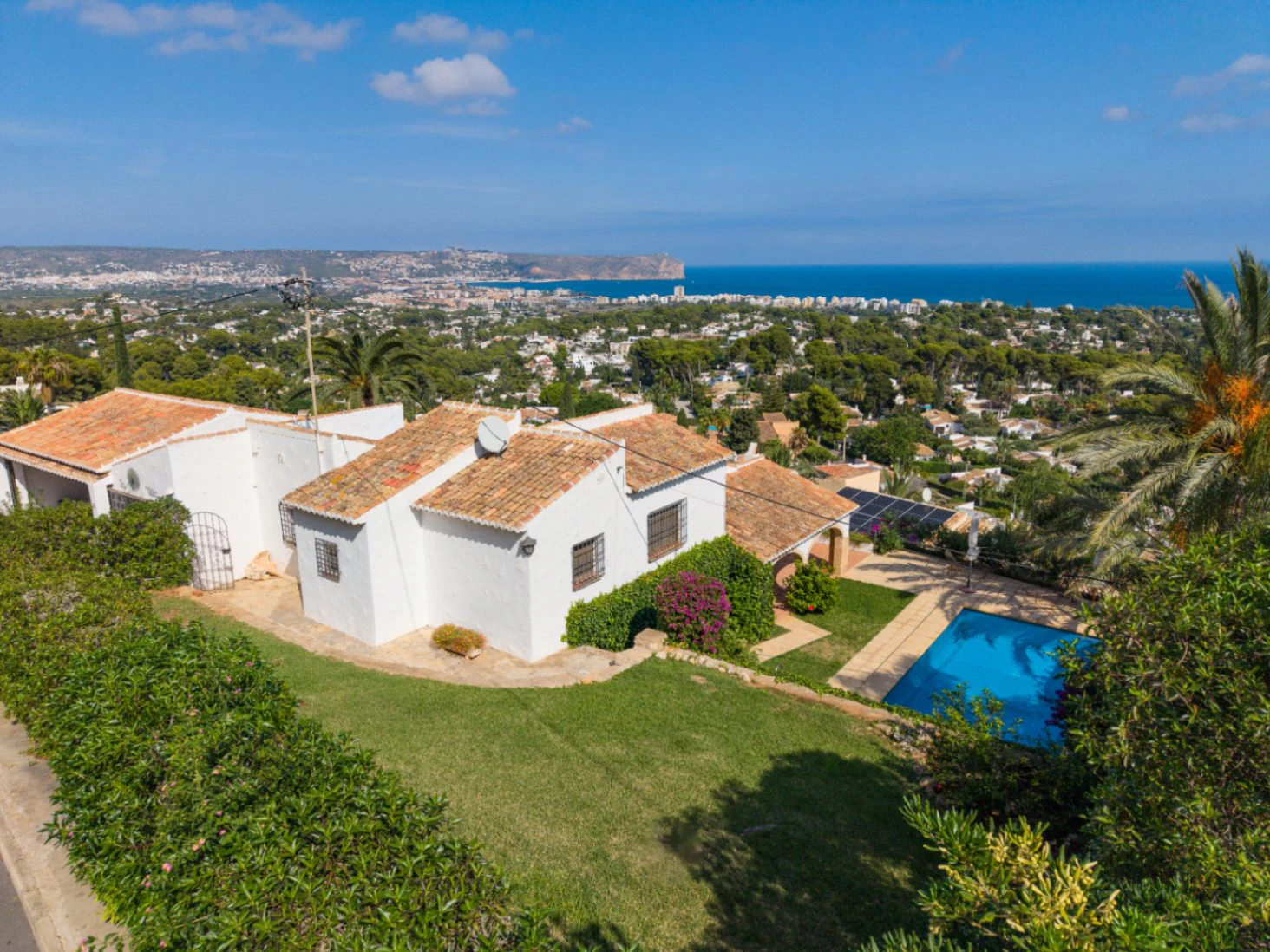 Villa with spectacular sea views in the 'El Tosalet' urbanization in Jávea.