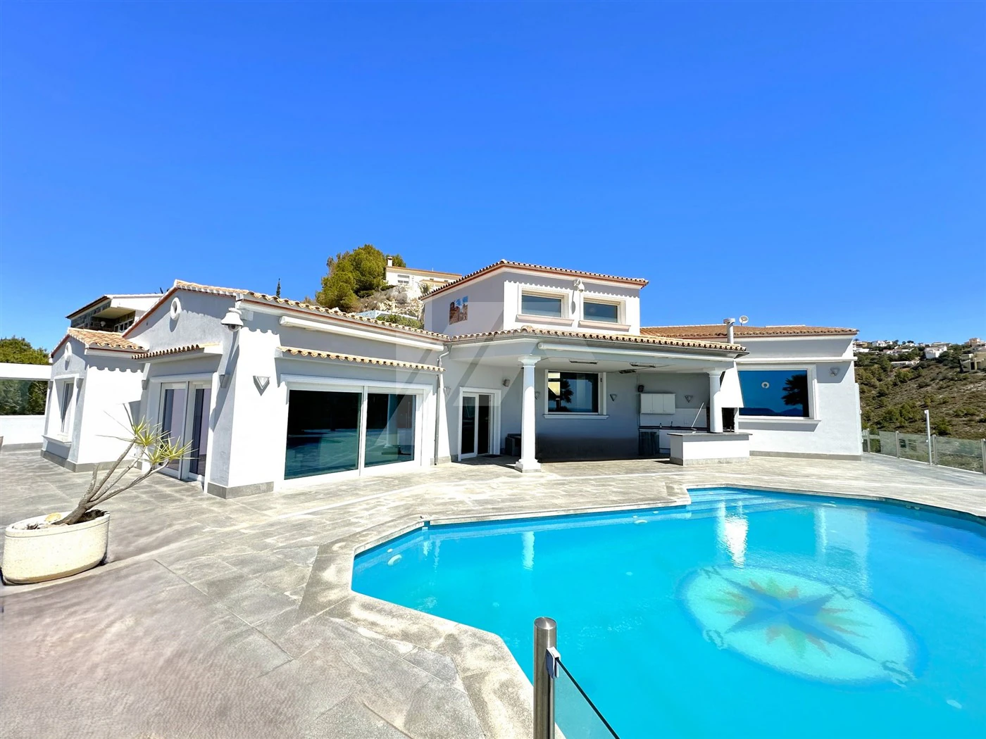 Villa met panoramisch zeezicht te koop in Moraira, Costa Blanca.
