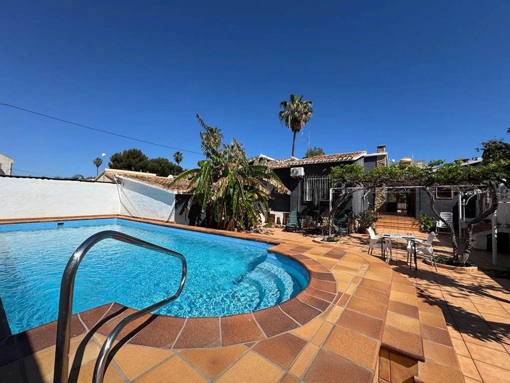 Independent chalet with large plot and private pool in Las Marinas - Dénia