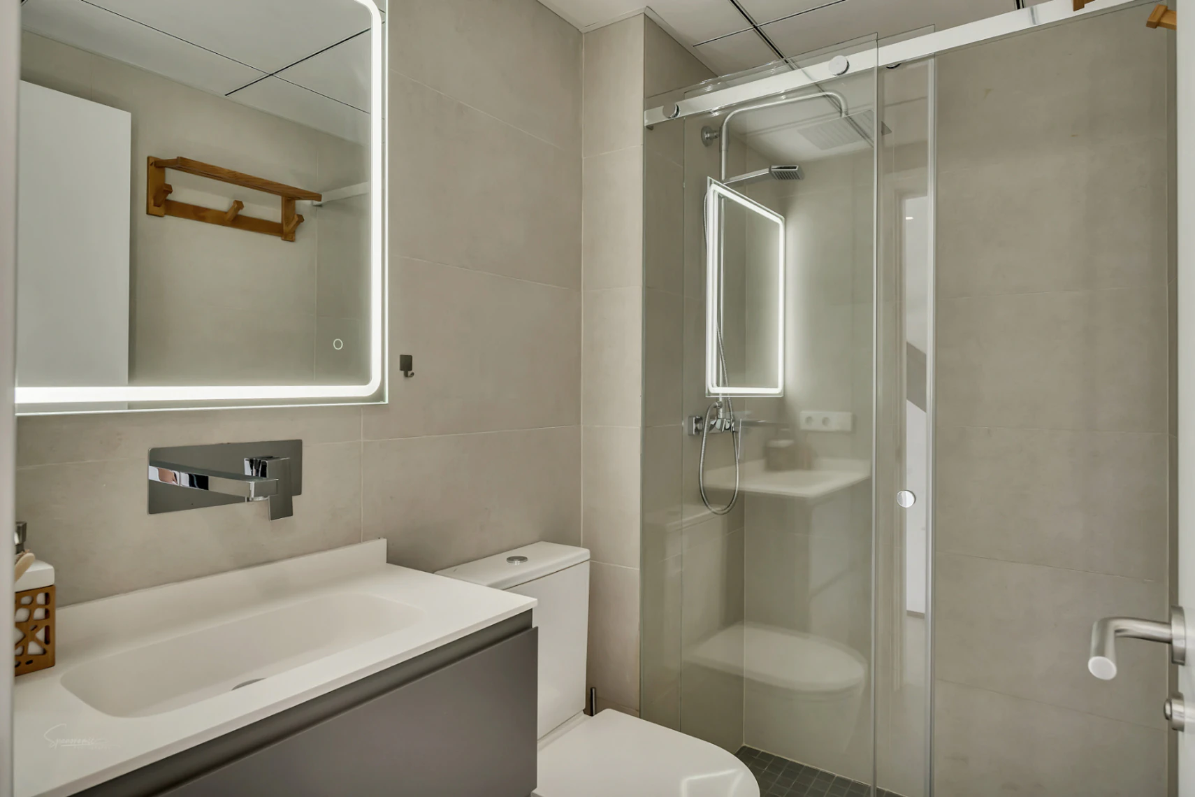 Modern 3-bedroom apartment with a large terrace.