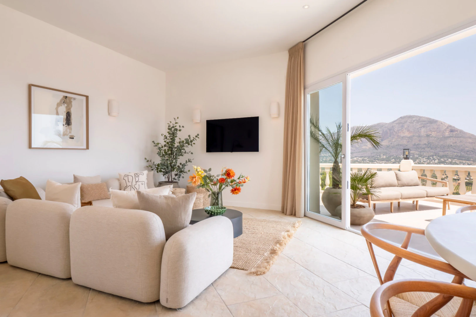 Recently renovated villa with stunning panoramic views of Jávea.