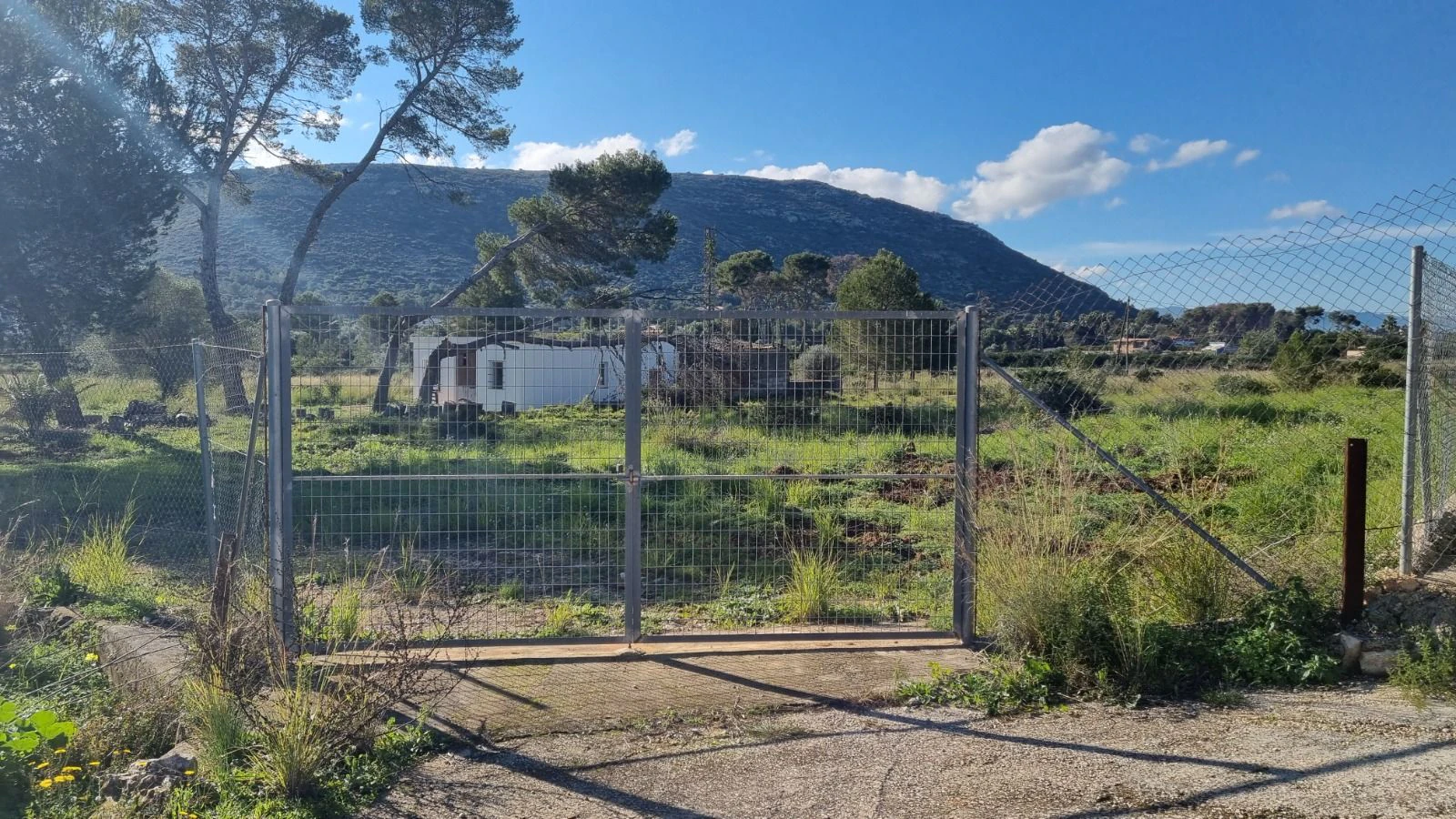 Finca en un terreno rústico en venta en Denia