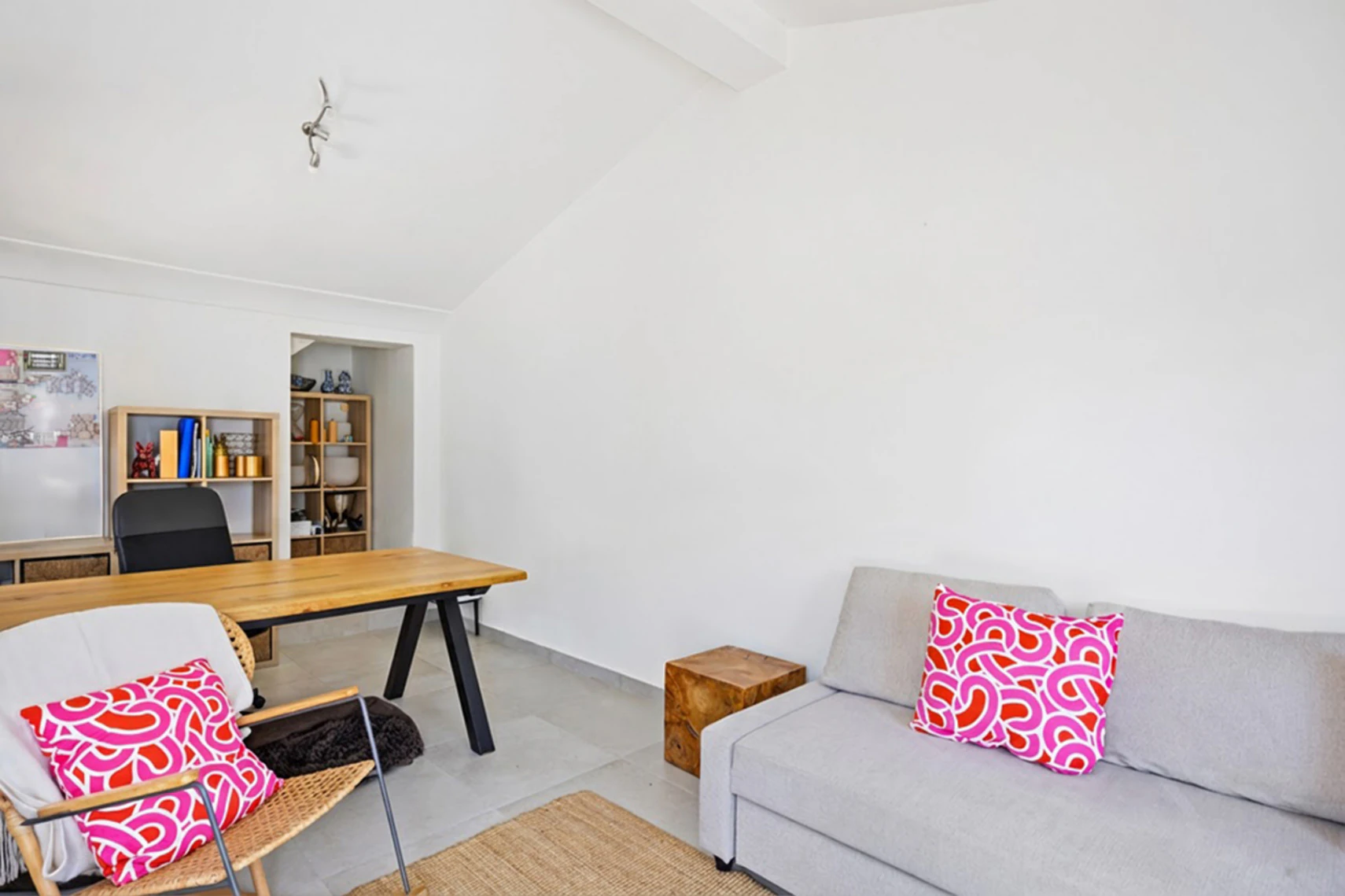 Renovated villa in the Montgo area with a separate guest house.