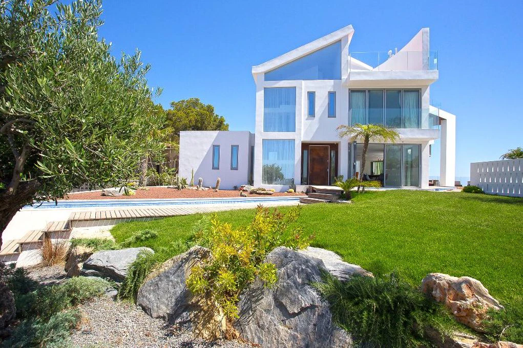 Luxurious modern frontline villa with stunning sea views