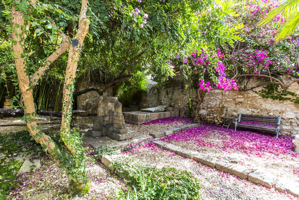 Two-storey town house with extensive interior patio, Dénia