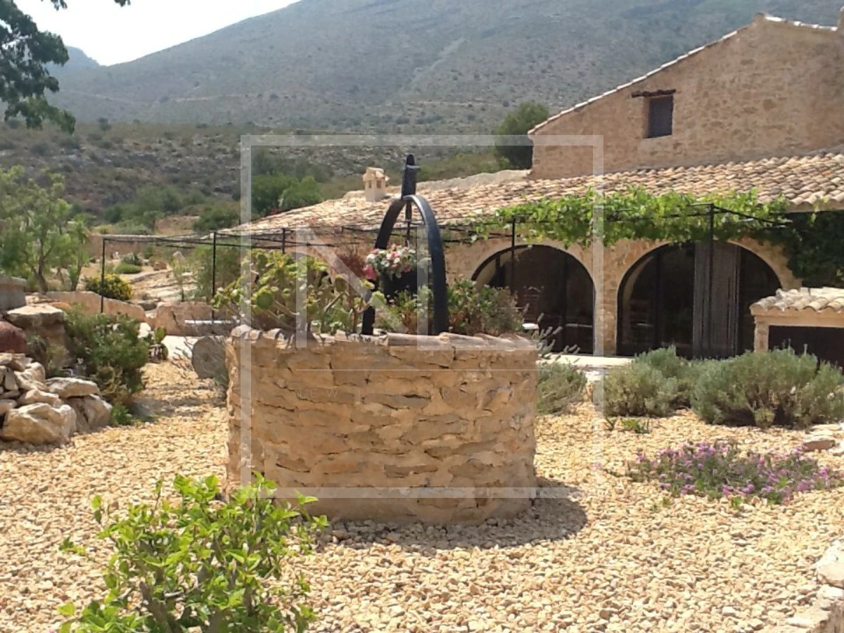 Luxe Villa Te Koop in Benissa met 8 Slaapkamers en Zwembad