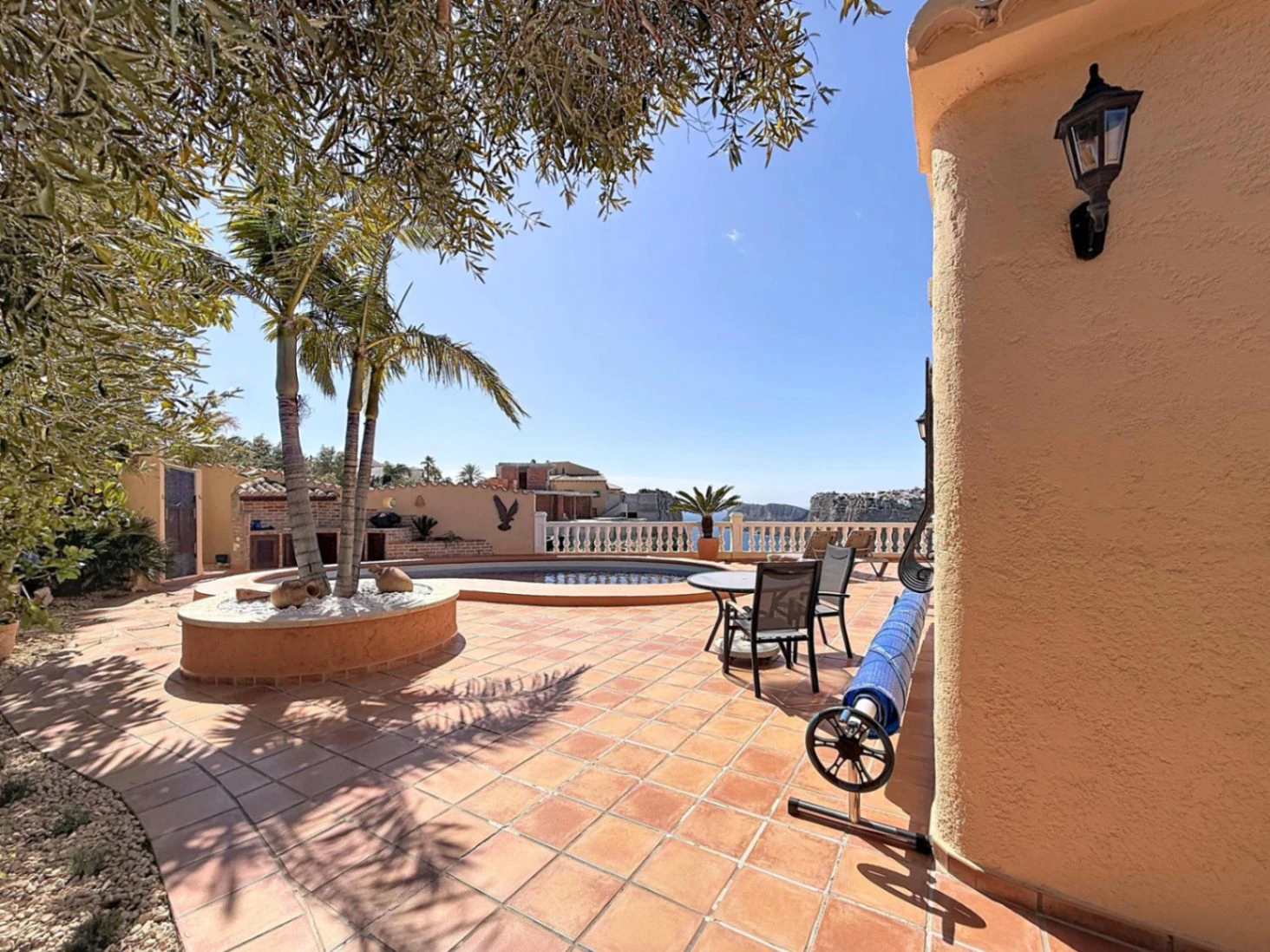 Cumbre del Sol villa with spectacular views of the sea and cliffs.