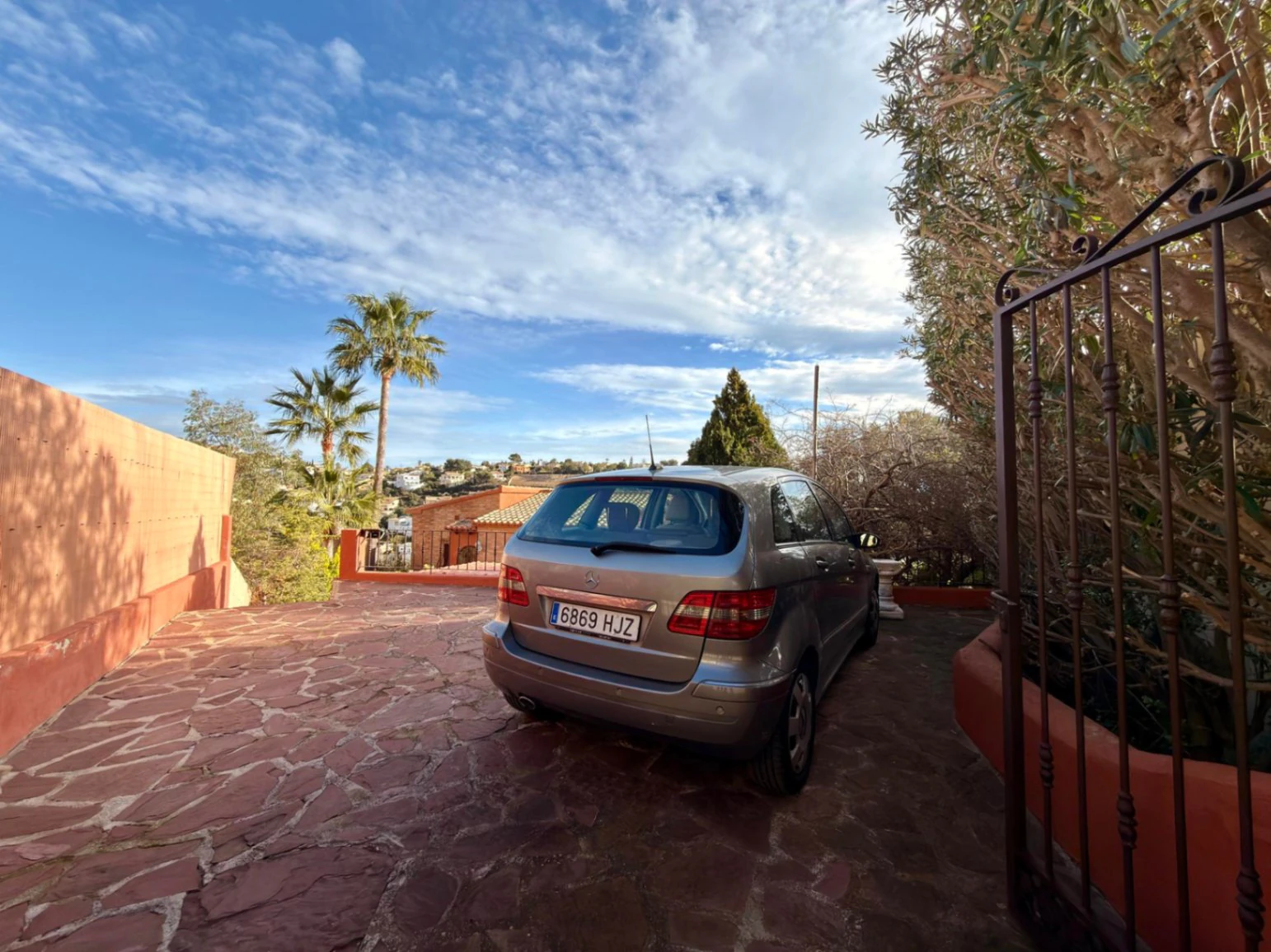 Cumbre del Sol: a Mediterranean-style villa with a swimming pool and sea views