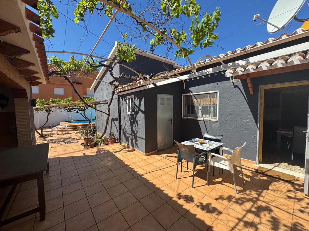 Independent chalet with large plot and private pool in Las Marinas - Dénia