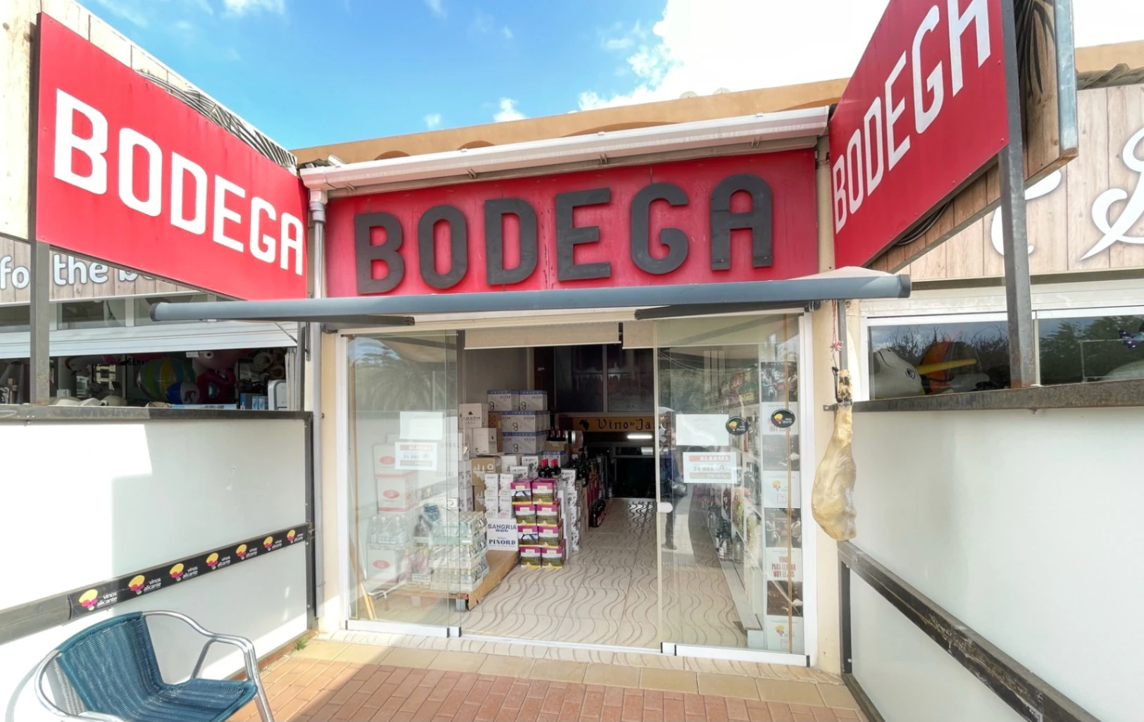 LOCAL COMERCIAL EN MORAIRA CON LICENCIAS DE VENTA DE ALIMENTACION Y BEBIDAS ALCOHÓLICAS
