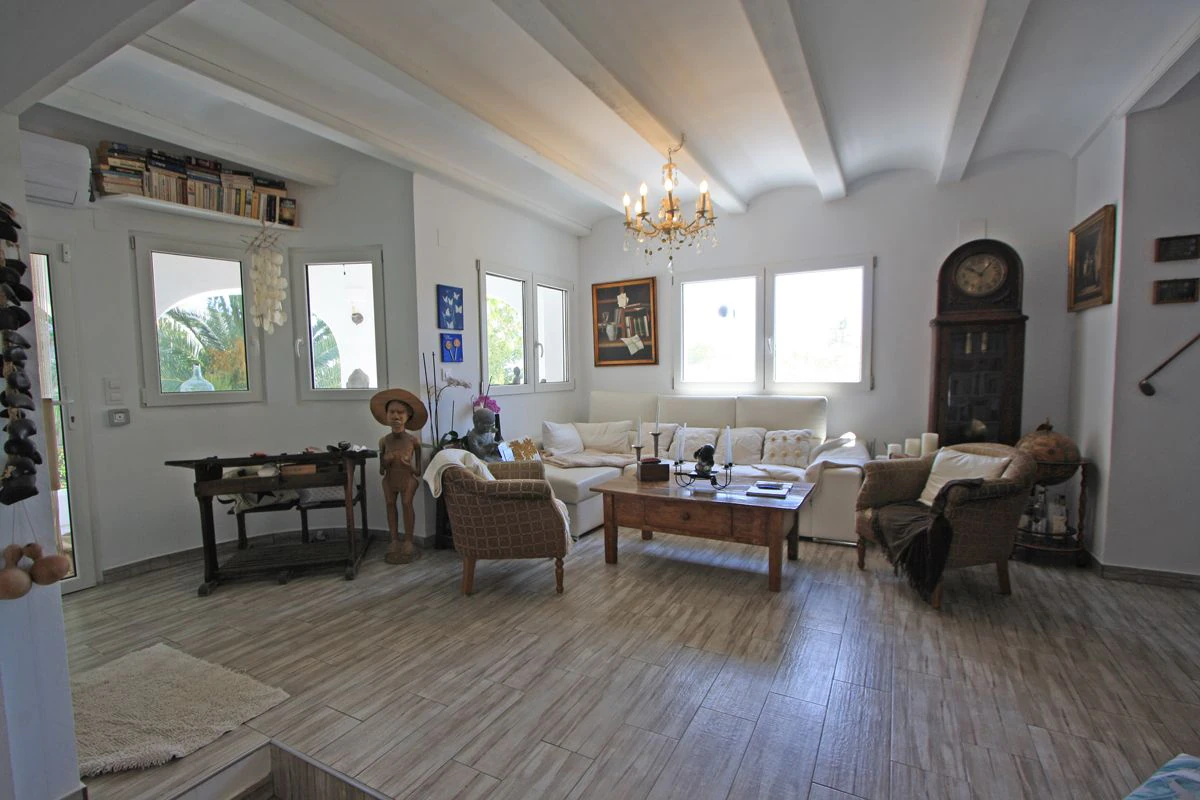 VILLA WITH OPEN VIEWS IN DÉNIA