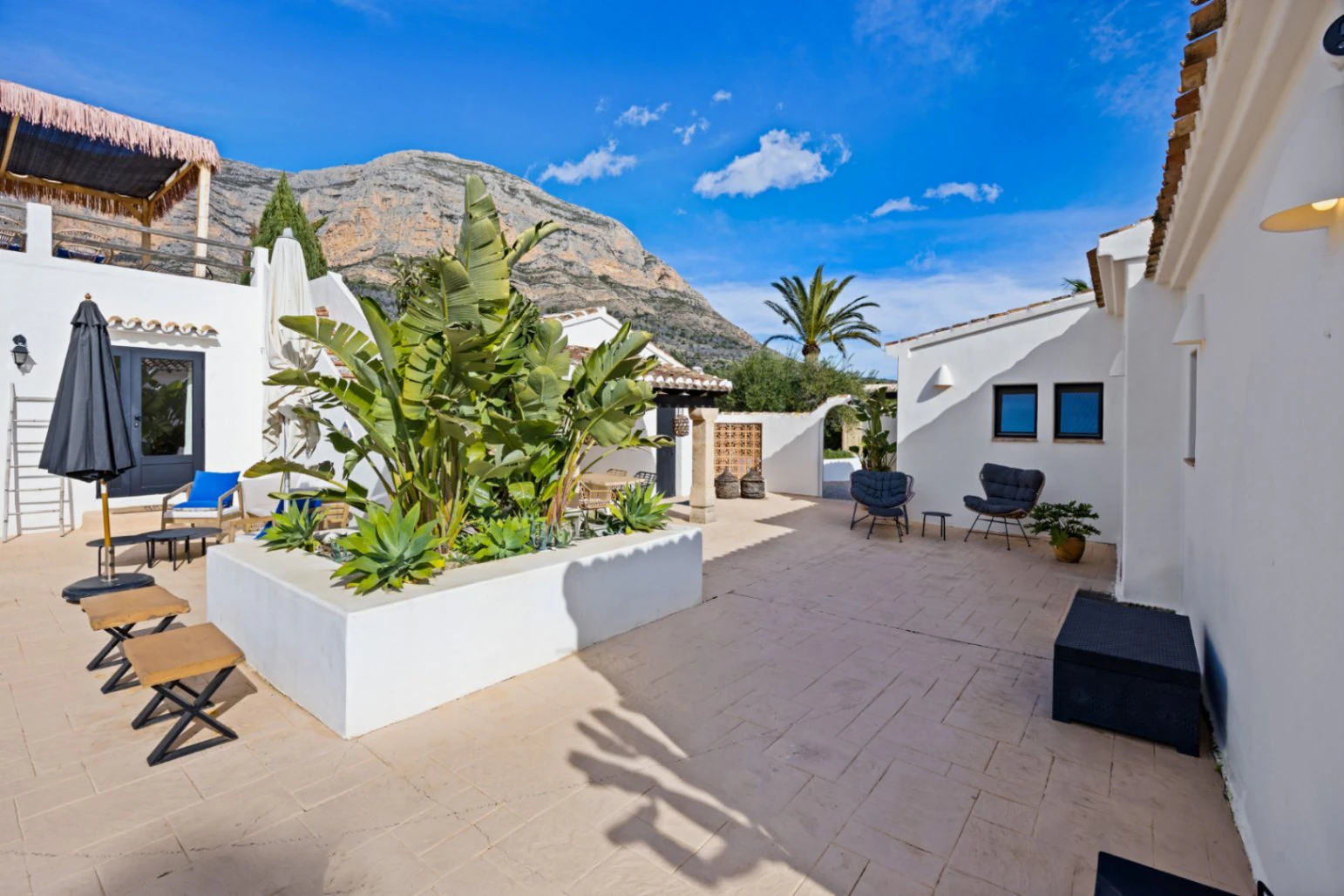 Renovated villa in the Montgo area with a separate guest house.