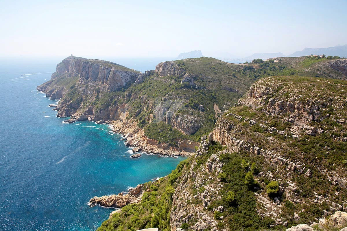 Plot for sale in Moraira, open views.