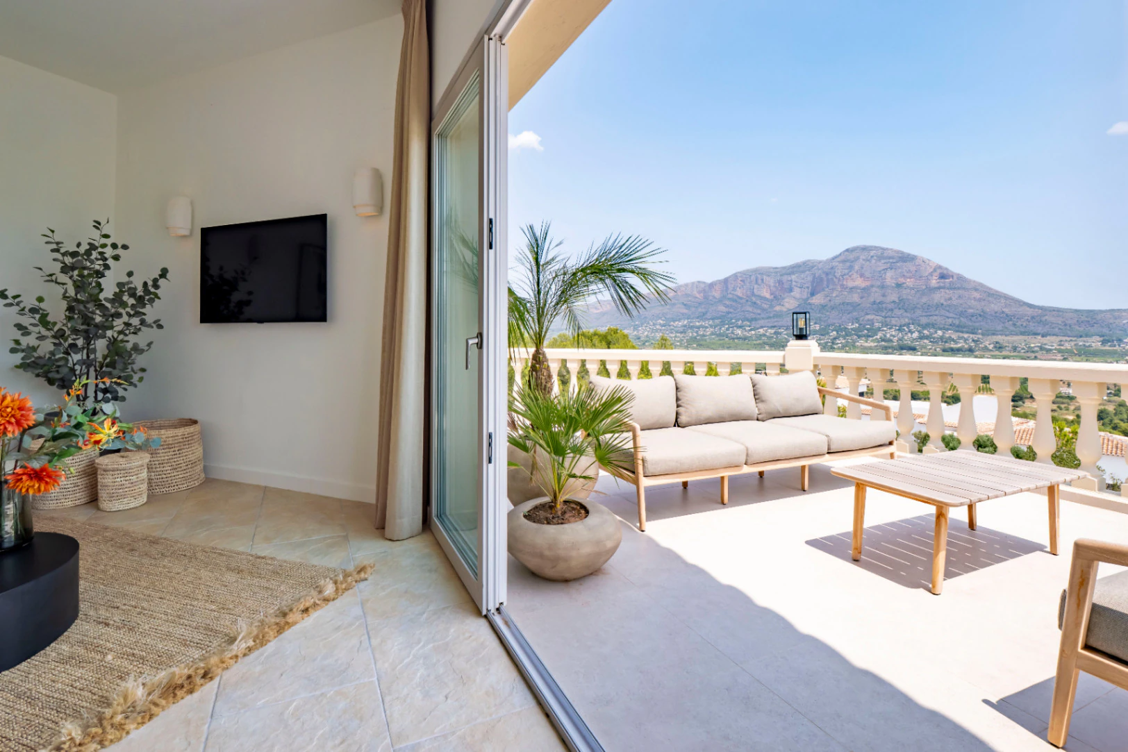 Recently renovated villa with stunning panoramic views of Jávea.