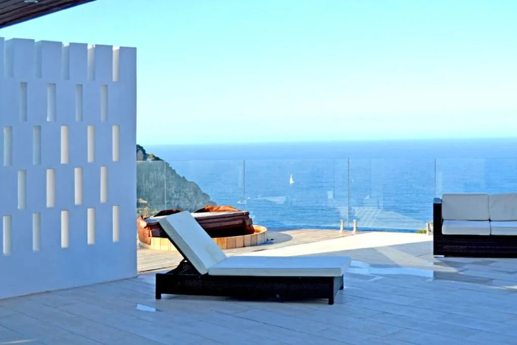 Luxurious modern frontline villa with stunning sea views
