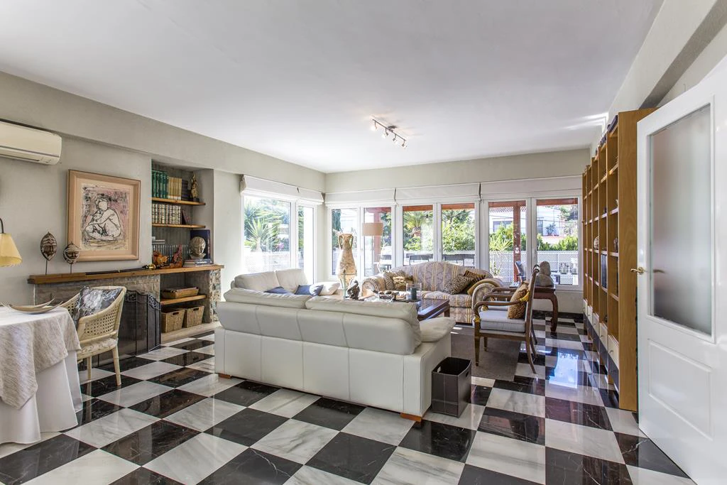 Villa with 2950 m² plot just 700 m from Marineta Cassiana, Dénia