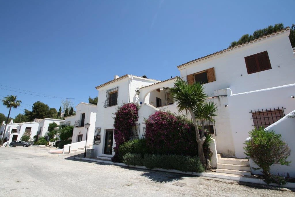 Double-Level 3 Bedroom House Pueblo Alcasar Pool Gardens & Facilities