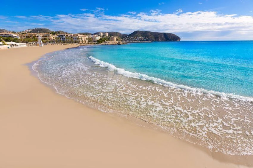 Plot for sale in Moraira, open views.