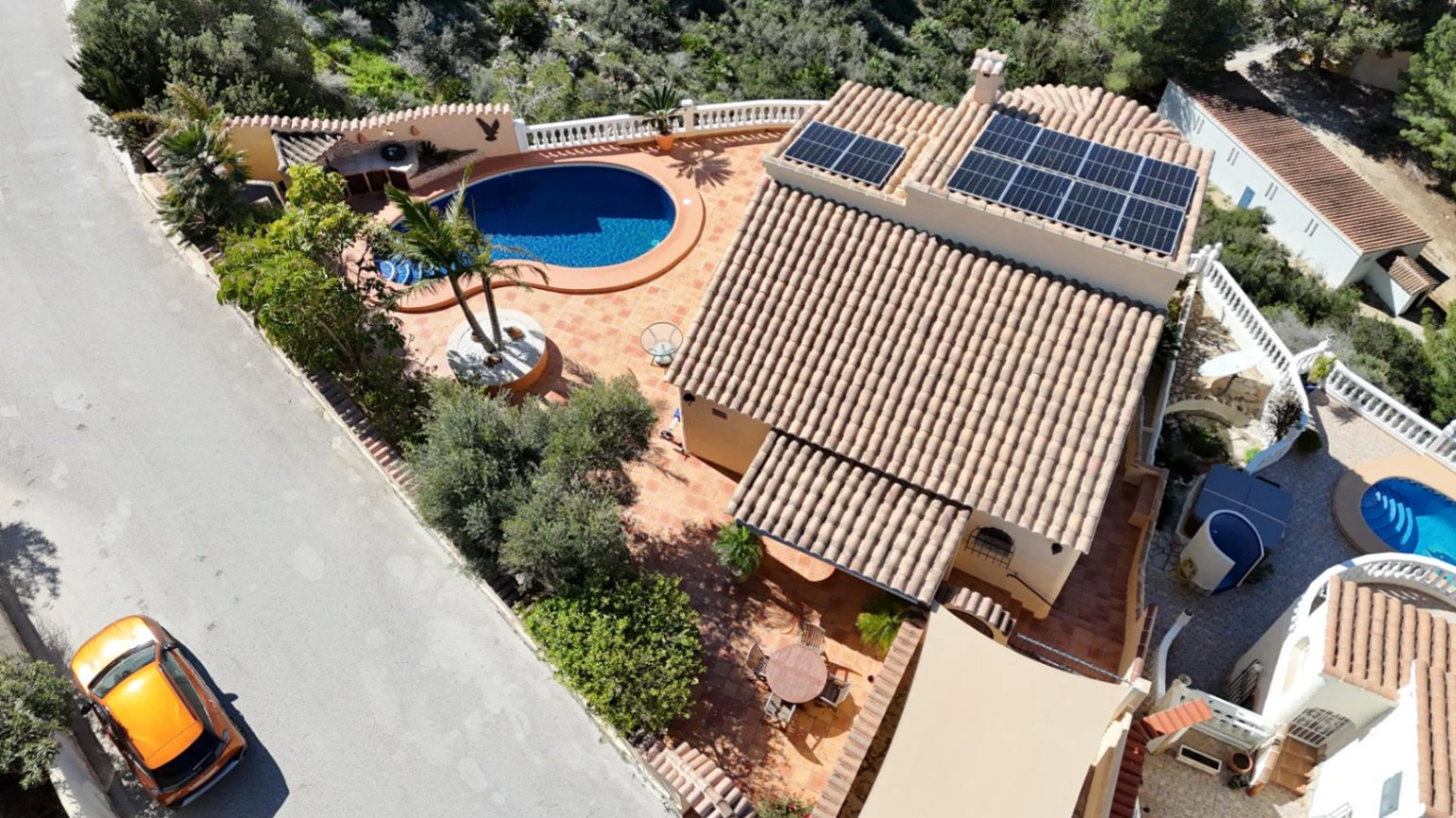 Cumbre del Sol villa with spectacular views of the sea and cliffs.