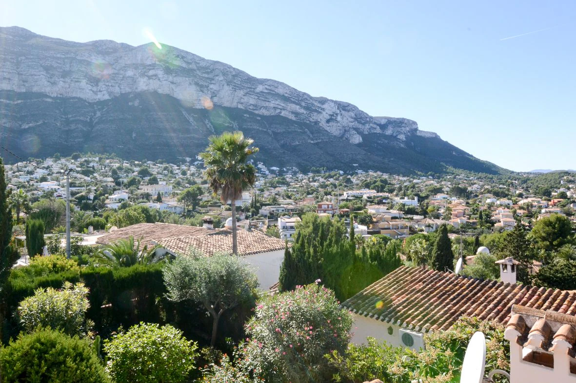 Plot with views just a short distance from the urban area.